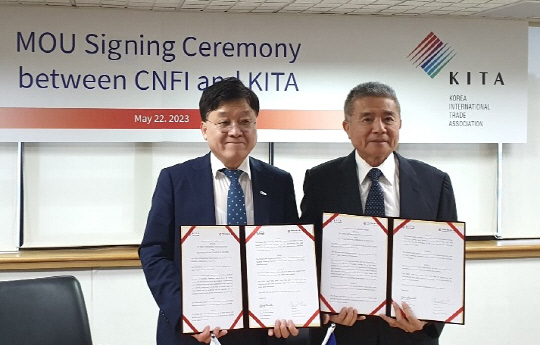 한국무역협회는 22일(현지시간) 대만 타이베이에서 대만의 양대 경제단체인 대만 공업총회·상업총회와 경제 무역협력 의향서(MOU)를 체결했다. 사진은 정만기(왼쪽) 무협 부회장과 린밍루 대만 공업총회 부이사장. 한국무역협회 제공